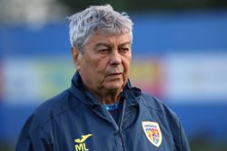 Gestul făcut de Mircea Lucescu pentru celebrul cântăreț Chris Norman înainte de partida România-Austria. Legendarul artist britanic a susținut un super concert la București. ”A devenit un...” Gestul făcut de Mircea Lucescu pentru celebrul cântăreț Chris Norman înainte de partida România-Austria. Legendarul artist britanic a susținut un super concert la București. ”A devenit un...”